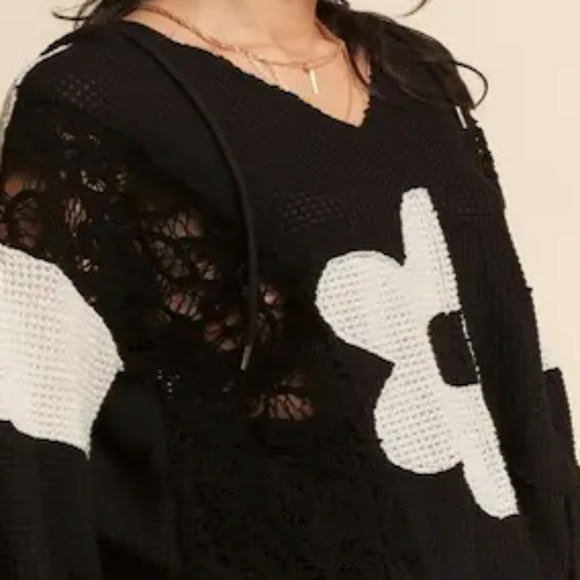 NEW! Davi & Dani Hoodie Oversized Knit Top with Flower Patch & Lace Sz’s L-M-S - Picture 6 of 12